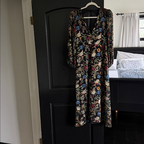 Alice + Olivia
Mona Floral Burnout
Long Sleeve Midi Dress ‼️‼️ - Picture 5 of 8